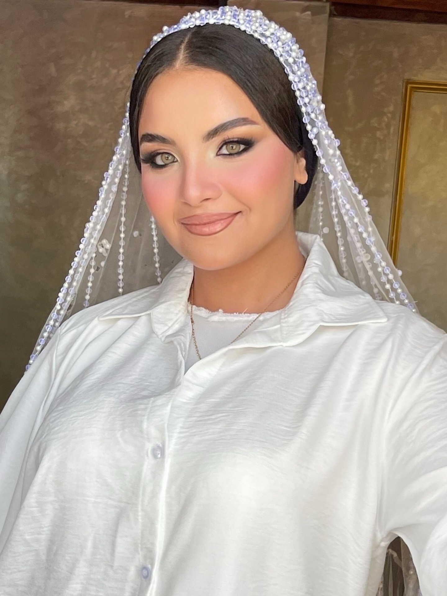 Bride wearing a pearl beaded headpiece and veil